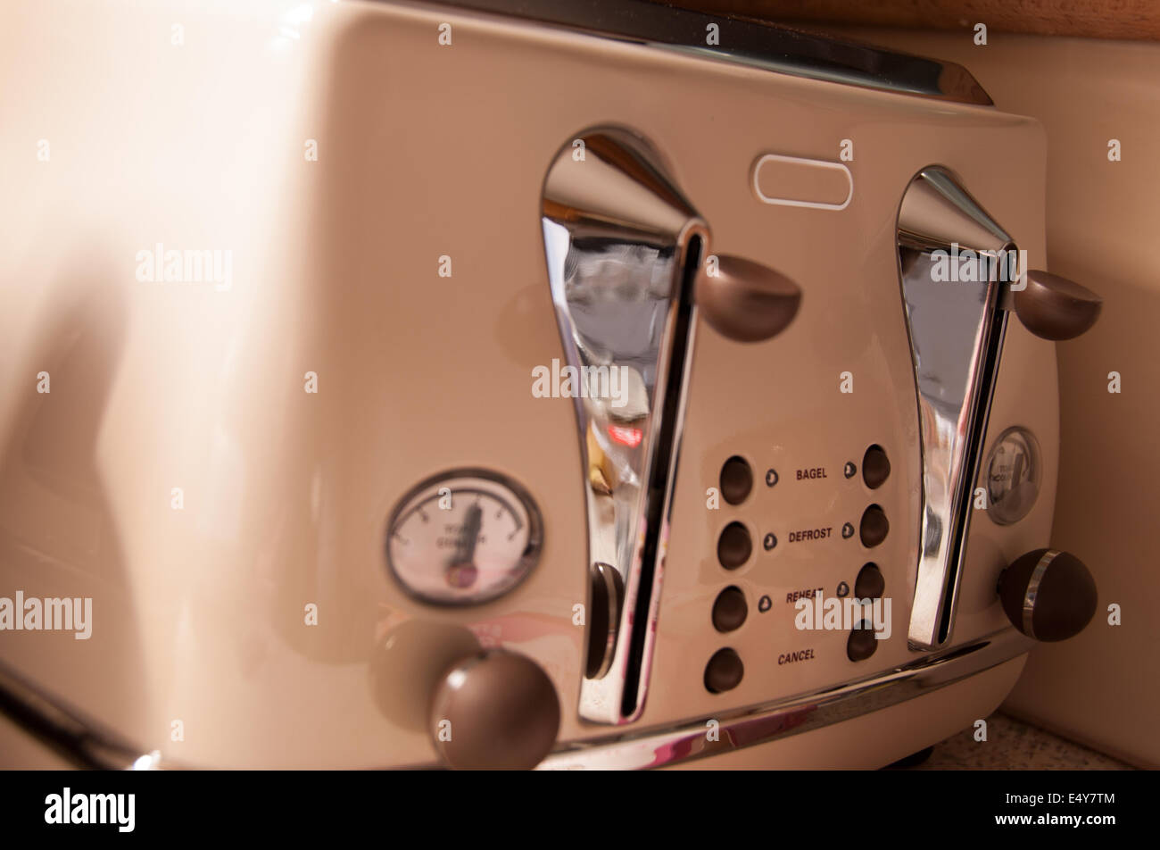 Nahaufnahme der Creme retro Toaster Maschine mit verchromten Tasten Stockfoto