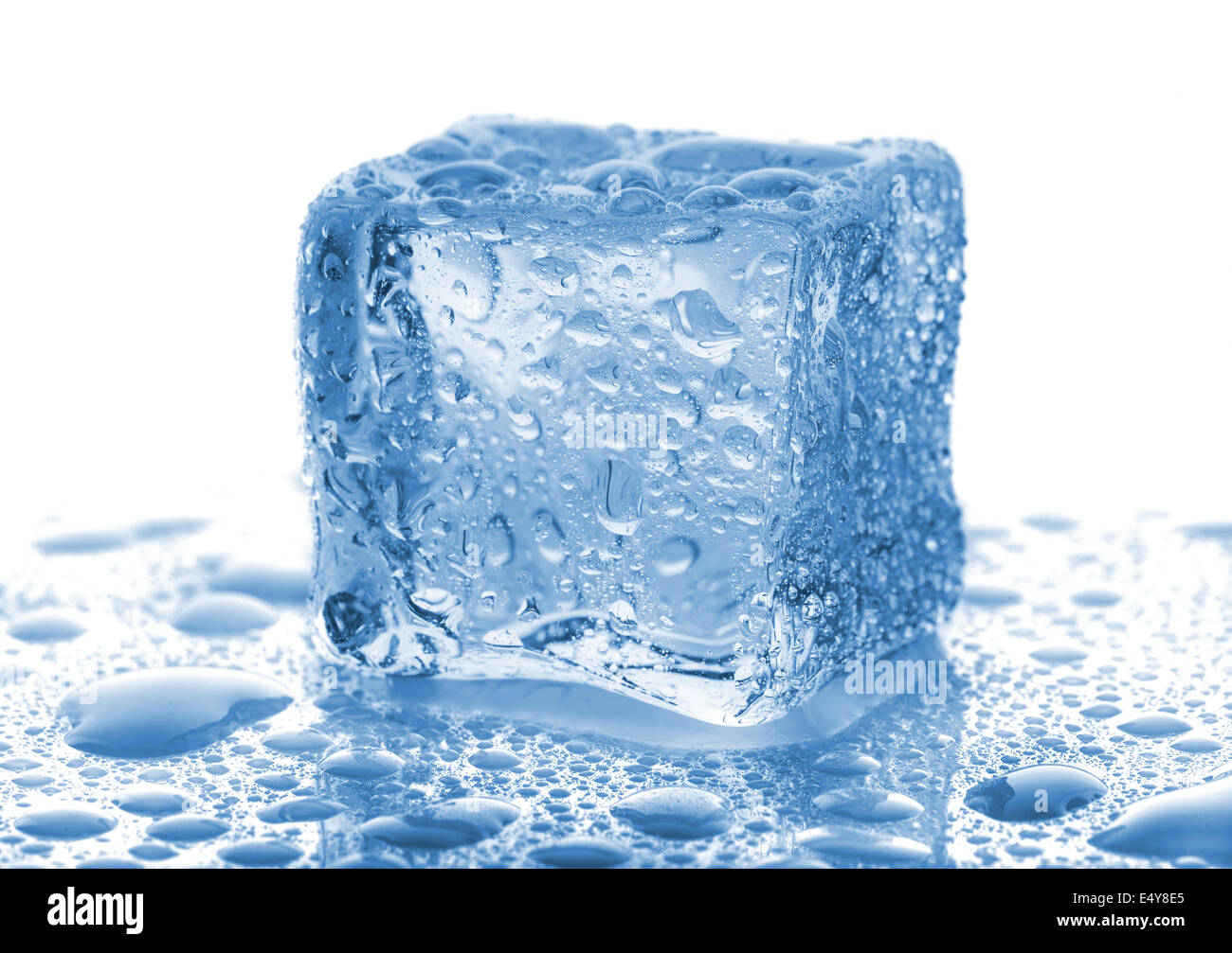 Einzelne Eiswürfel mit Wassertropfen Stockfoto