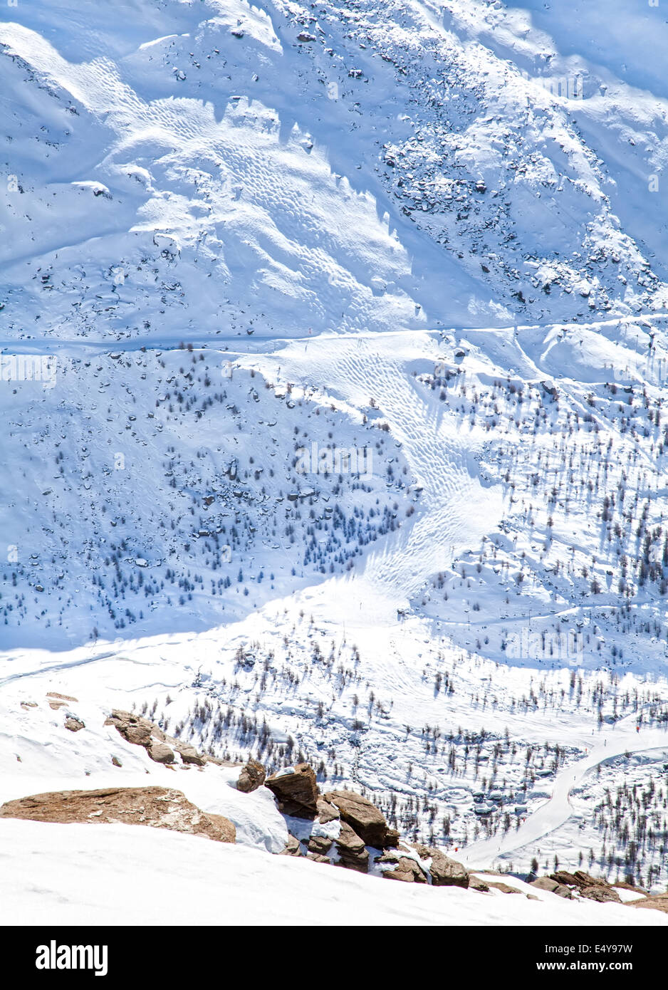 Straße im Schnee am Berg Hügel im Winter Stockfoto