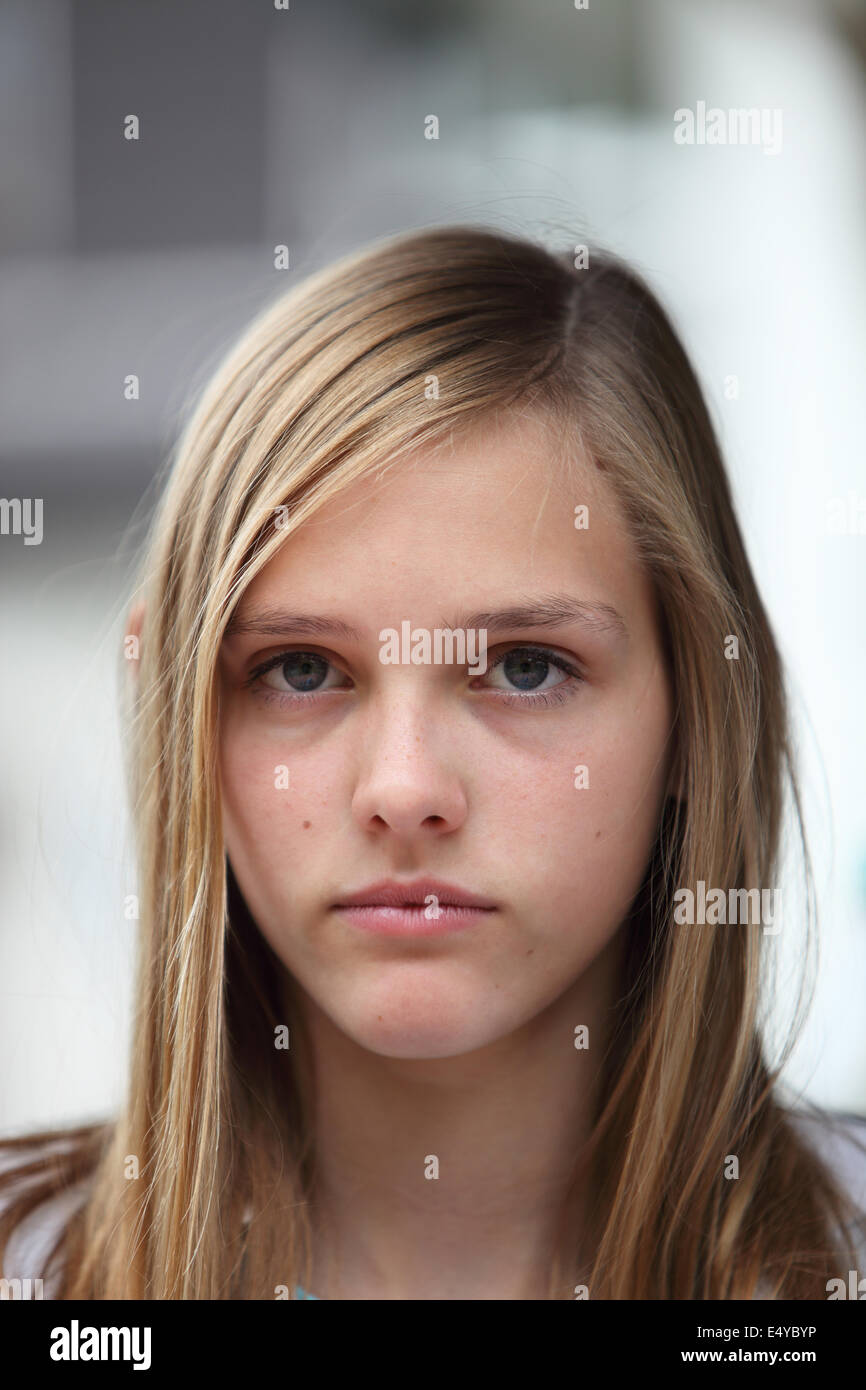 Junge Teenager-Mädchen mit einem ernsten Ausdruck Stockfoto