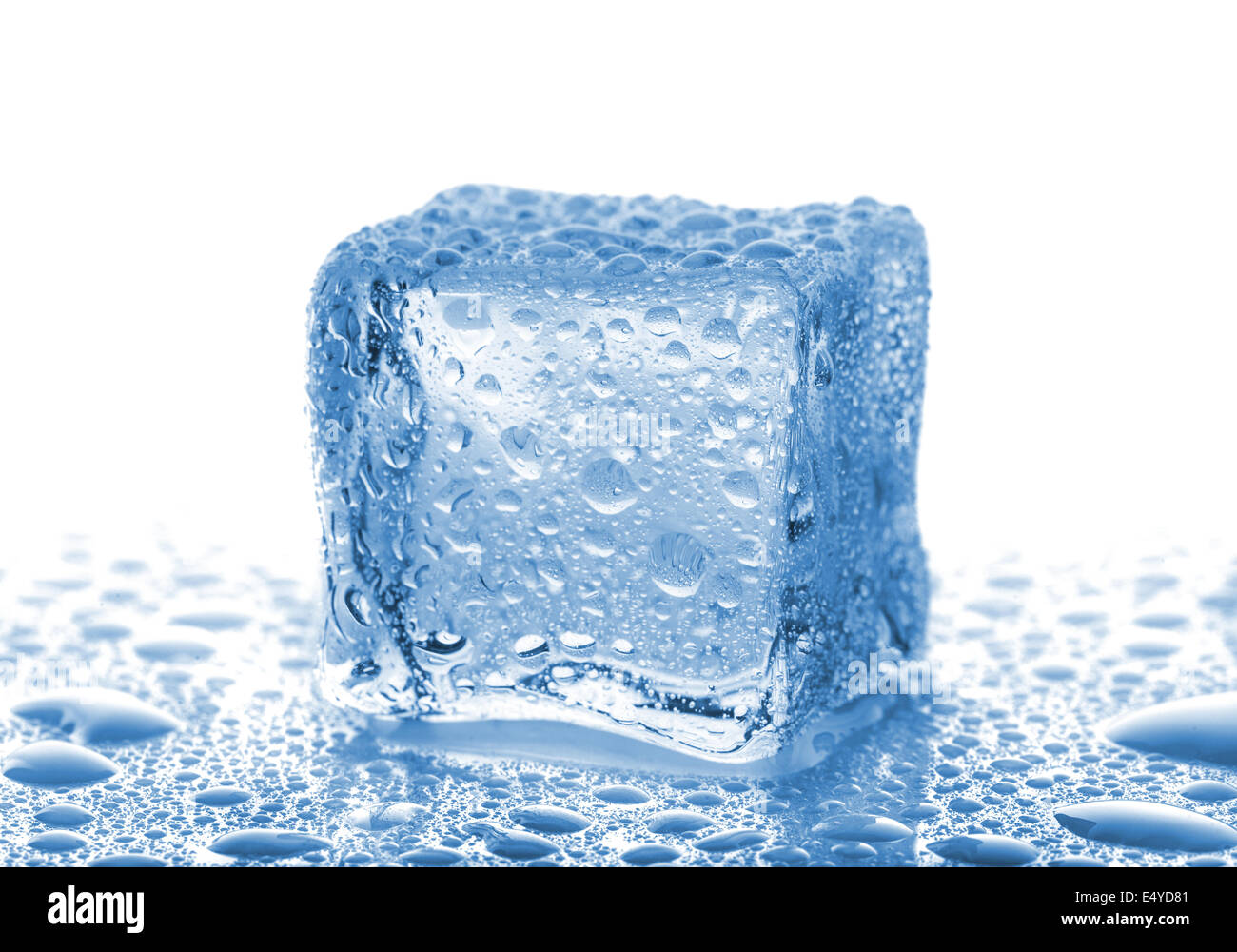 Eiswürfel mit Wassertropfen Stockfoto
