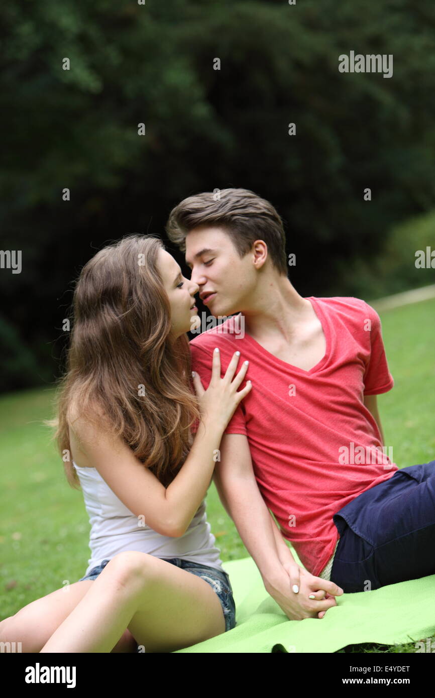Romantische junge Teenager Paar küssen Stockfoto