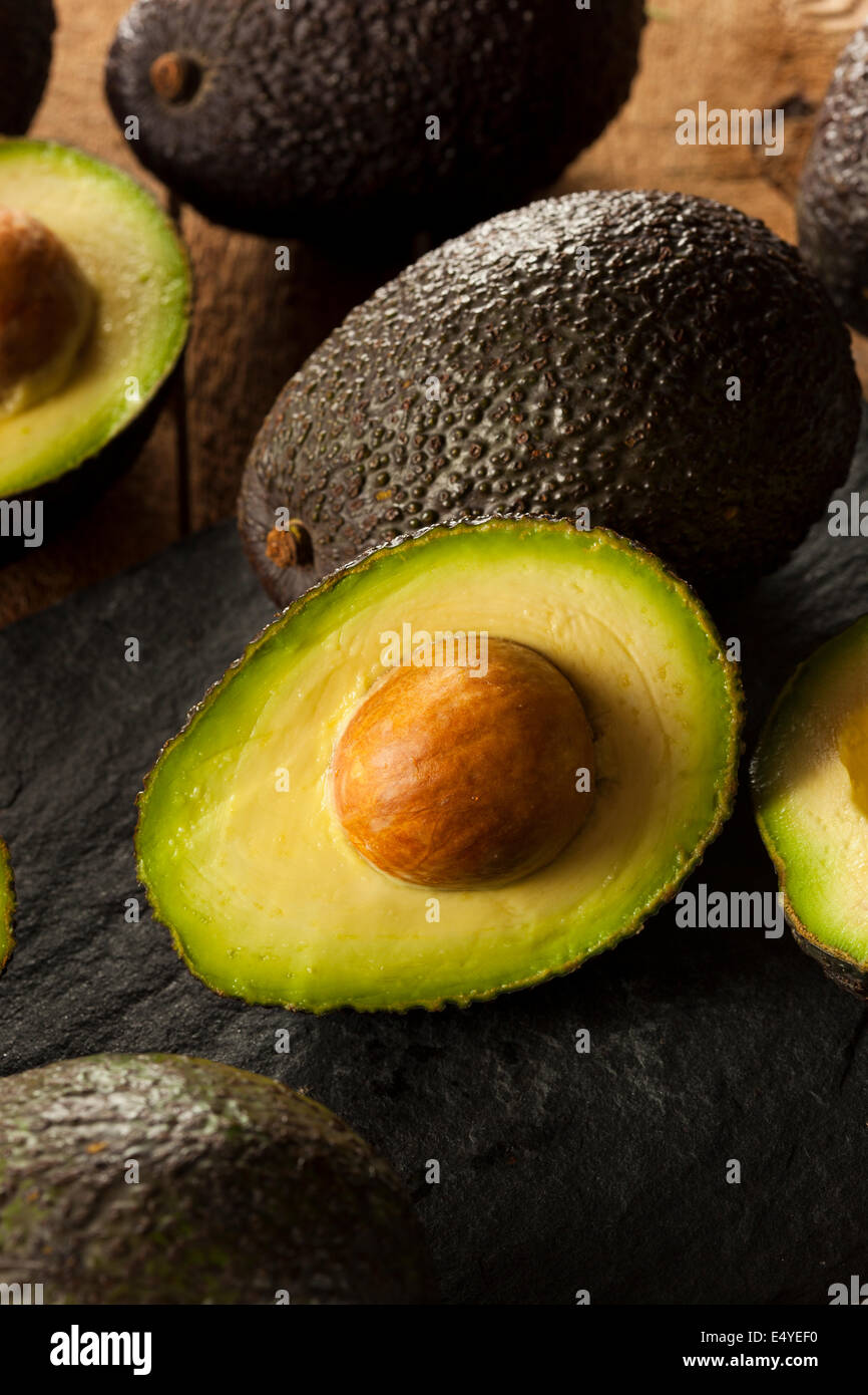 Bio roh grüne Avocados in zwei Hälften geschnitten Stockfoto