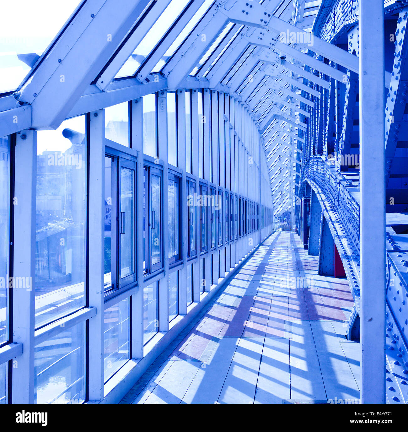 blaue innen überdachte Brücke Stockfoto