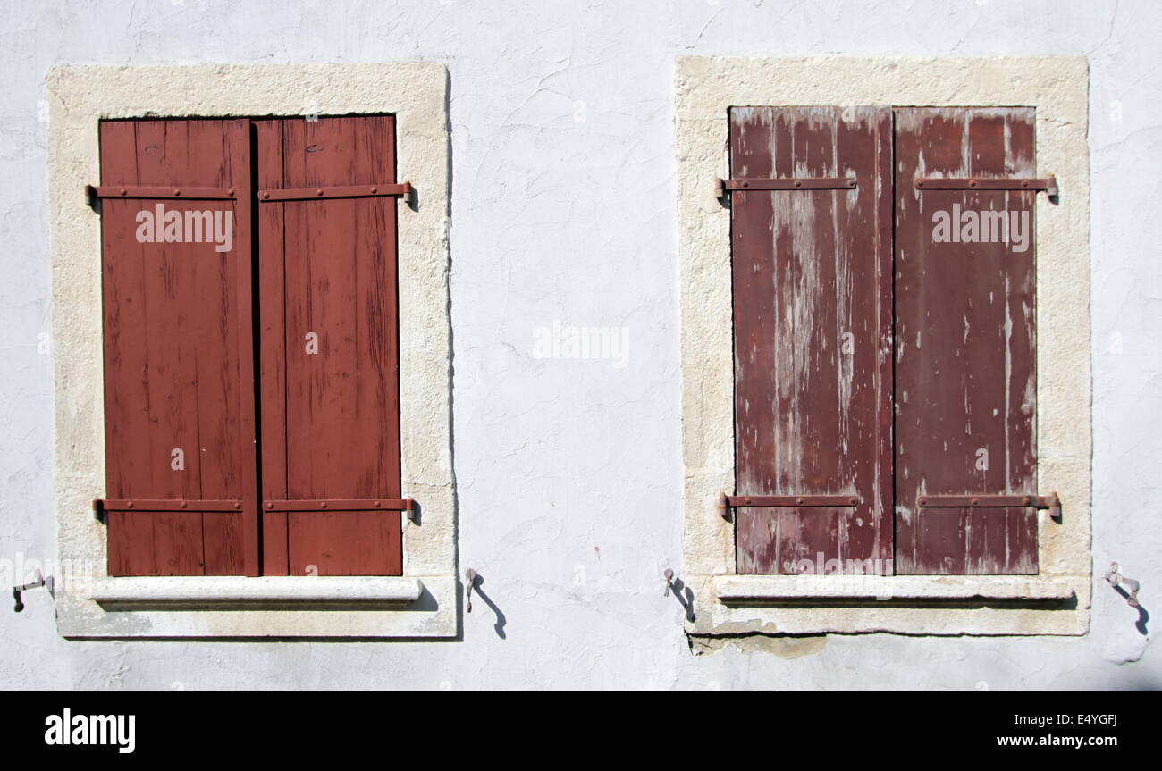 Neu lackiert und alte Fensterläden Stockfoto