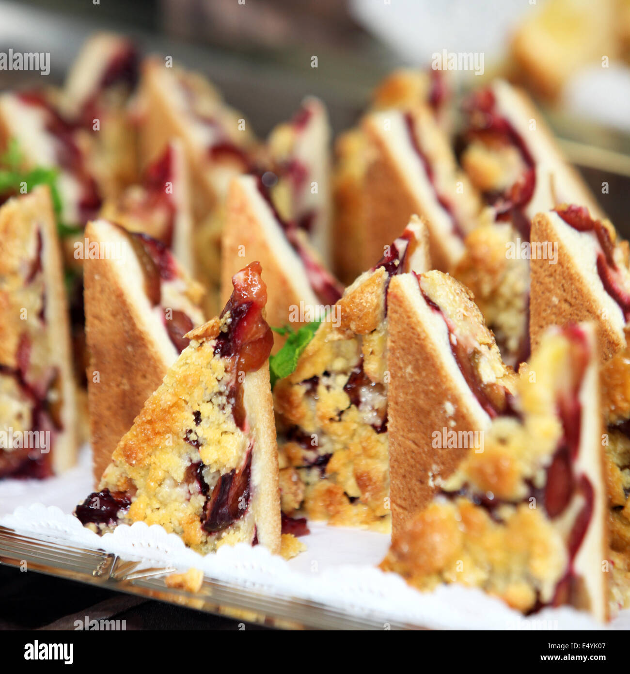 Desserts auf einem Buffet-Tisch Stockfoto