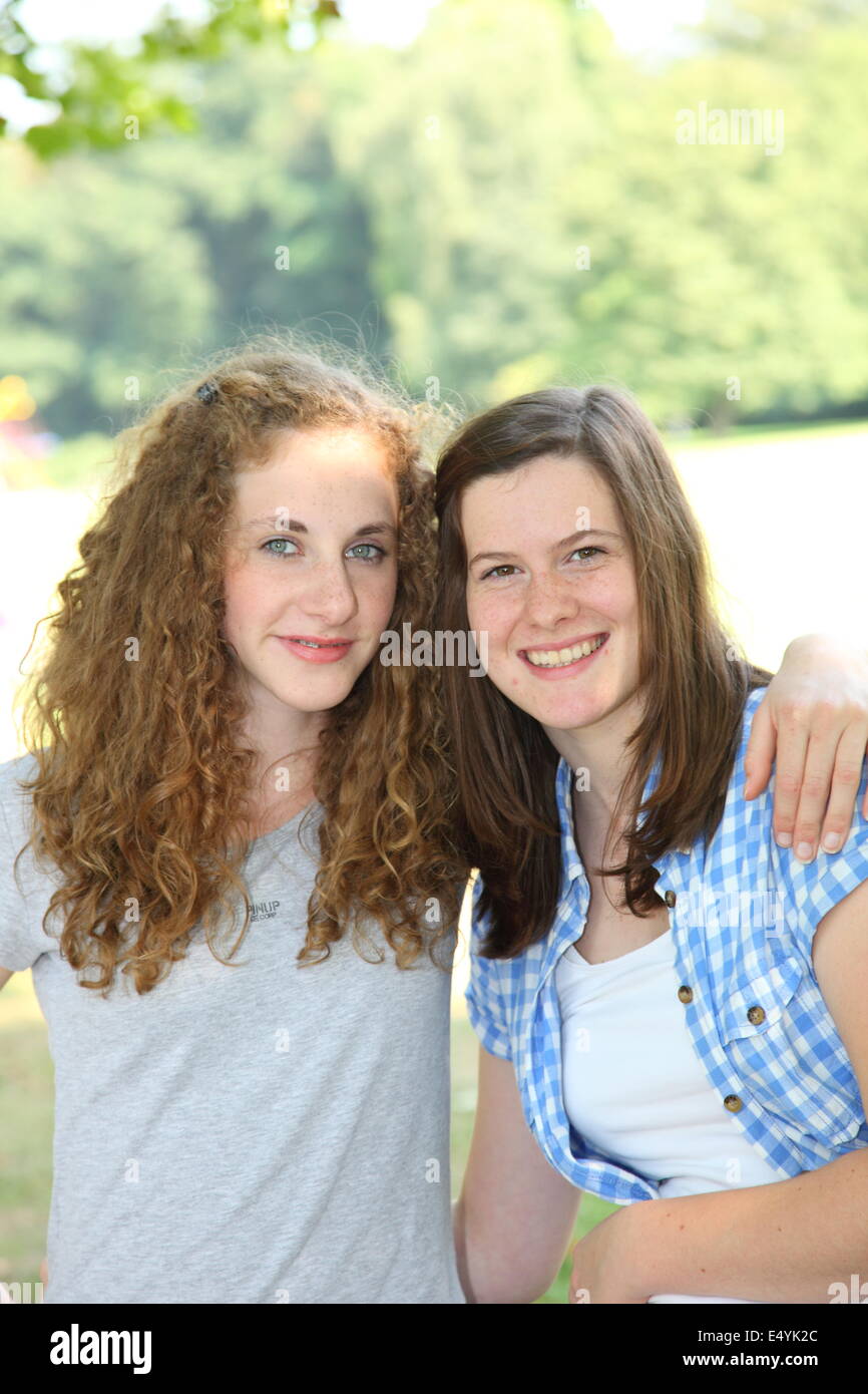Zwei schöne junge Mädchen im Teenageralter Stockfoto