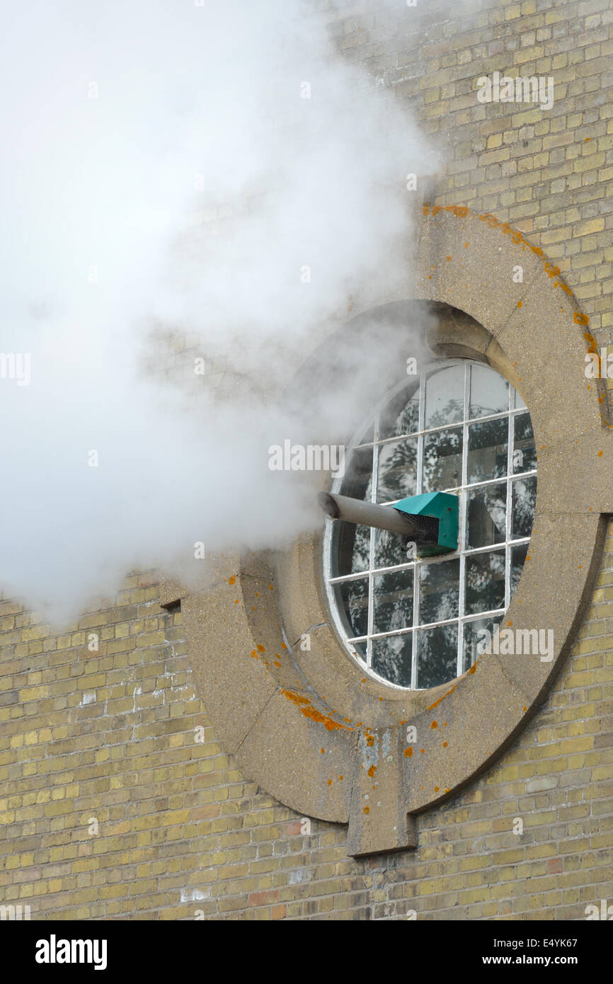 Dampf, die Gebäude verlassen Stockfoto
