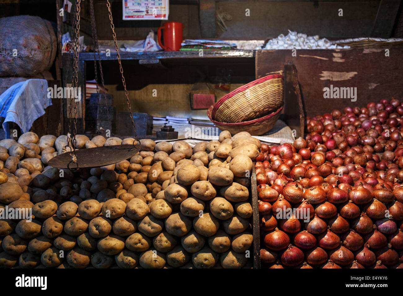Zwiebeln und Kartoffeln zum Verkauf am Gemüsemarkt in Dadar, Mumbai. Stockfoto