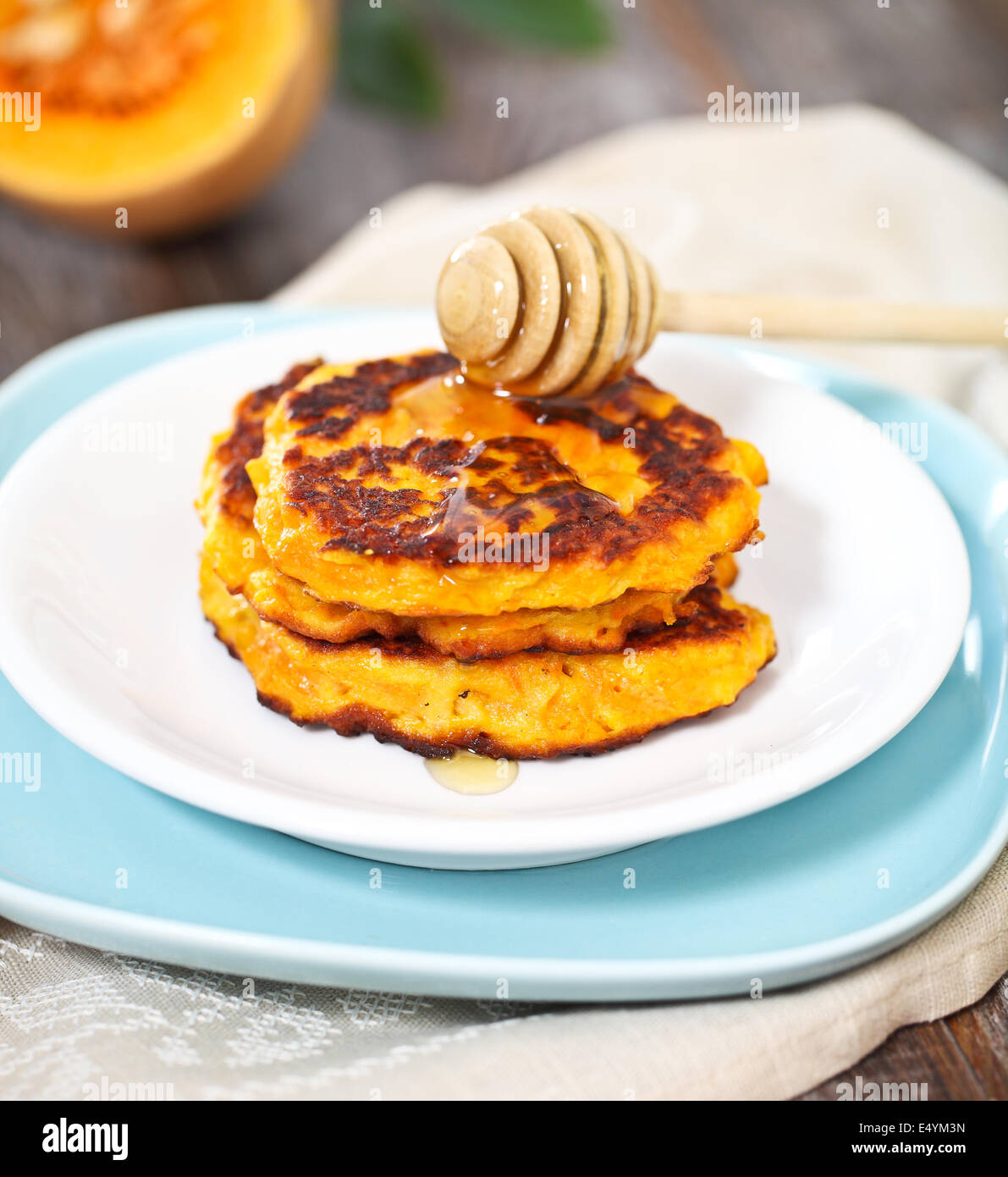 Kürbis Pfannkuchen mit Honig Stockfoto