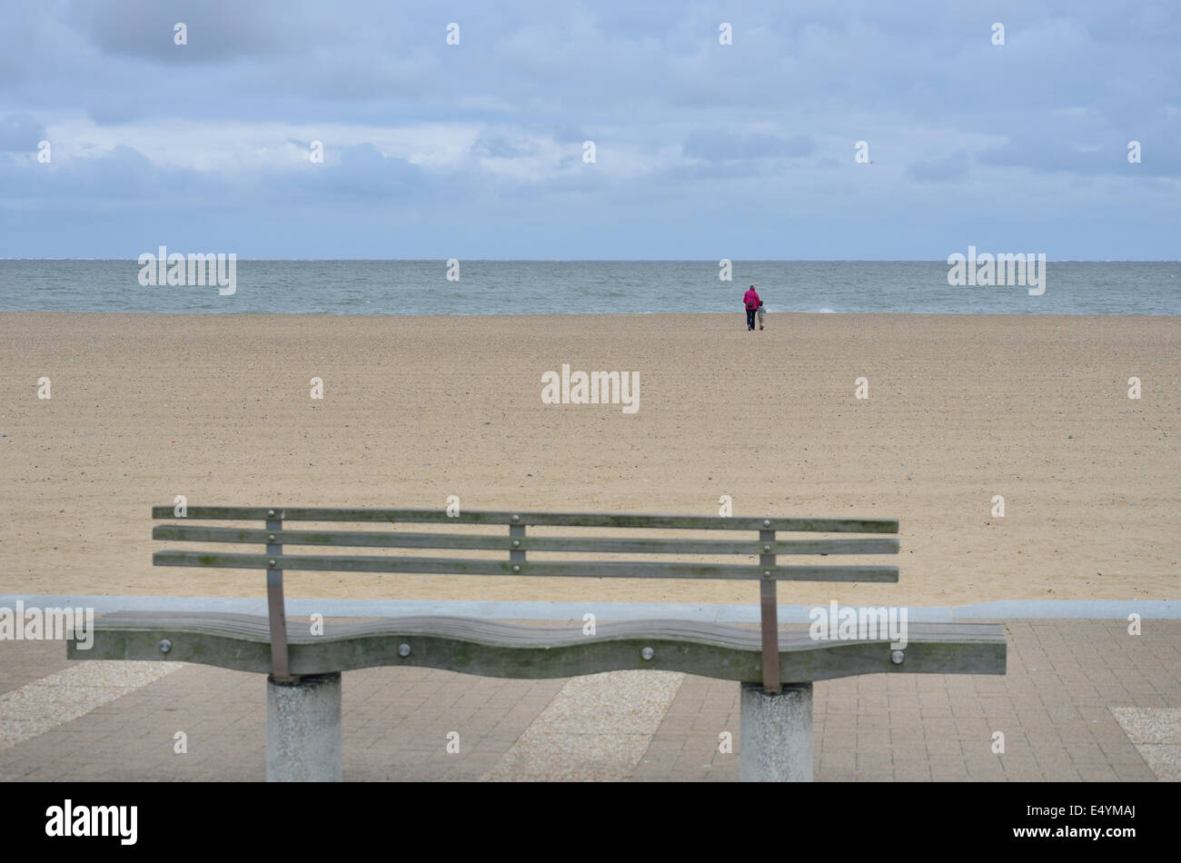 Bank mit Blick auf Strand Stockfoto