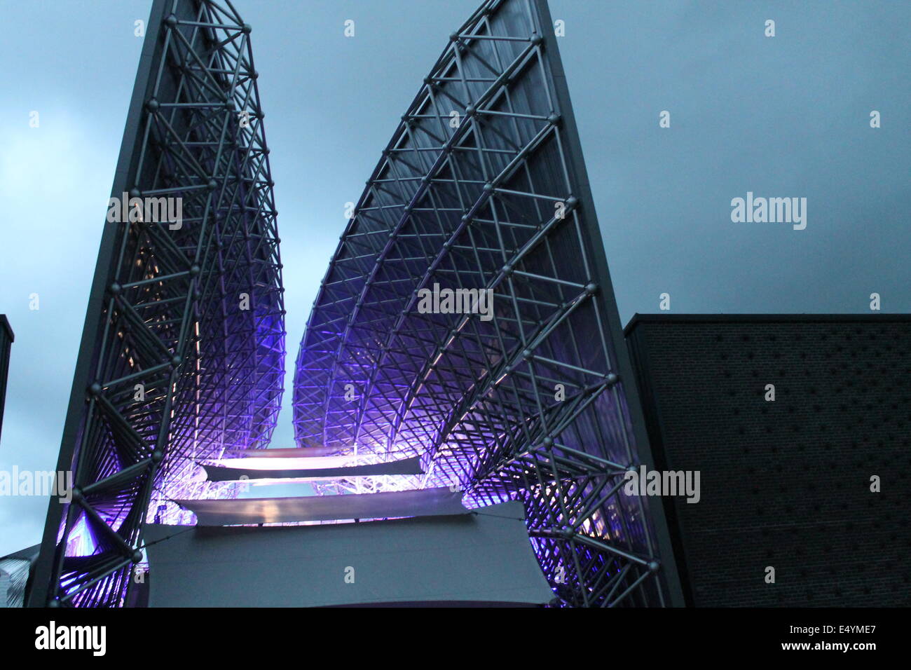 Konzertbühne mit schönes Design Dach violette Beleuchtung Licht Stockfoto