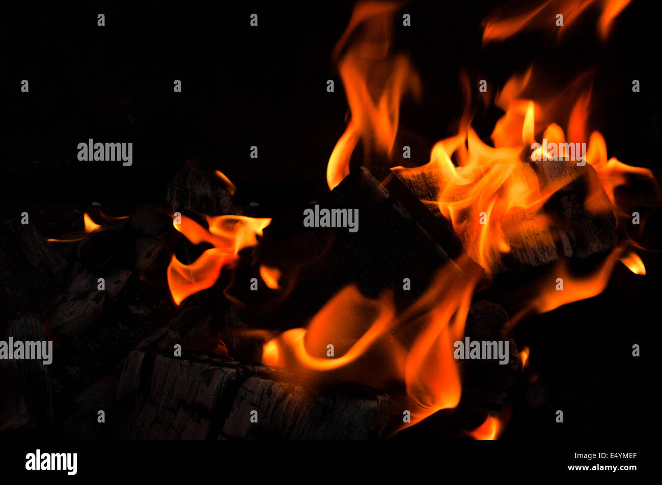 Brennende Feuerholz Stockfoto
