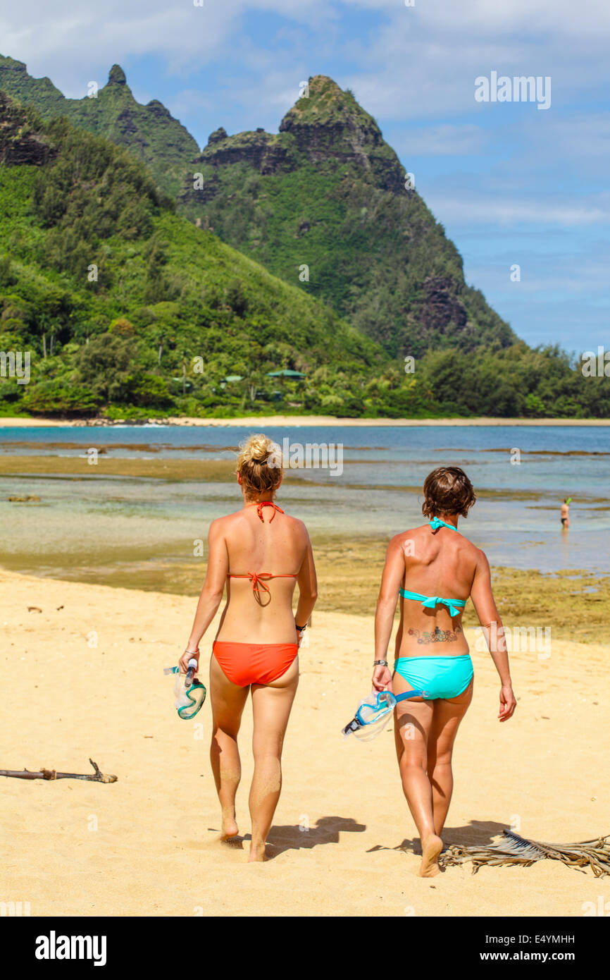 Touristen im Tunnel Beach auf Kauai Stockfoto