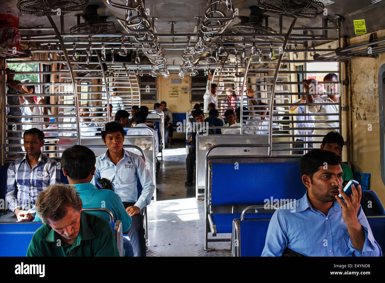 Zweiter Klasse-Passagiere auf eine Amtsleitung Western Zug in Mumbai, Indien Stockfoto