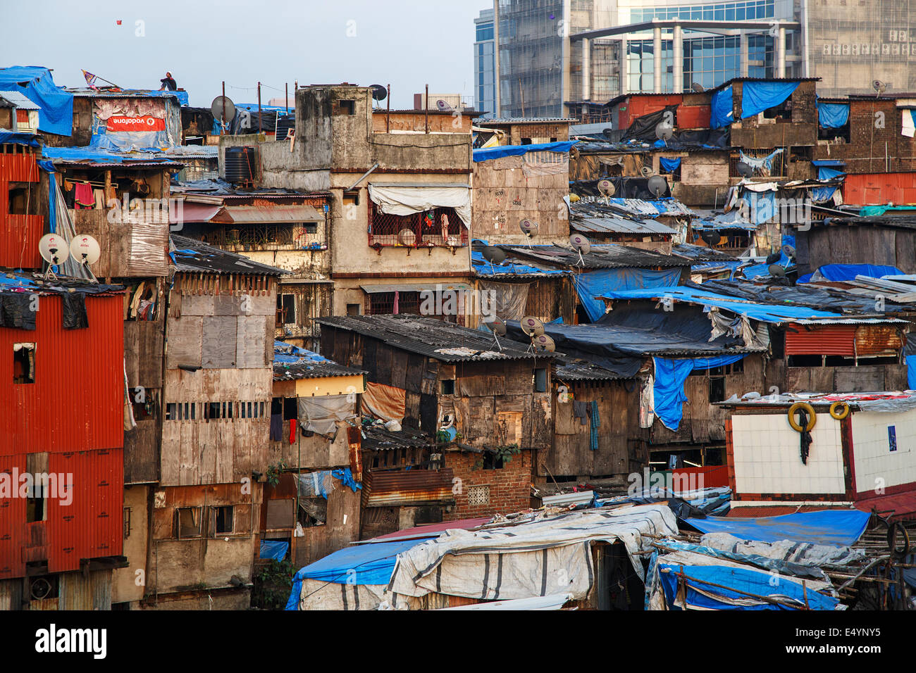 Ein Slum mit bunten Häusern in Bandra East, Mumbai, Indien. Stockfoto
