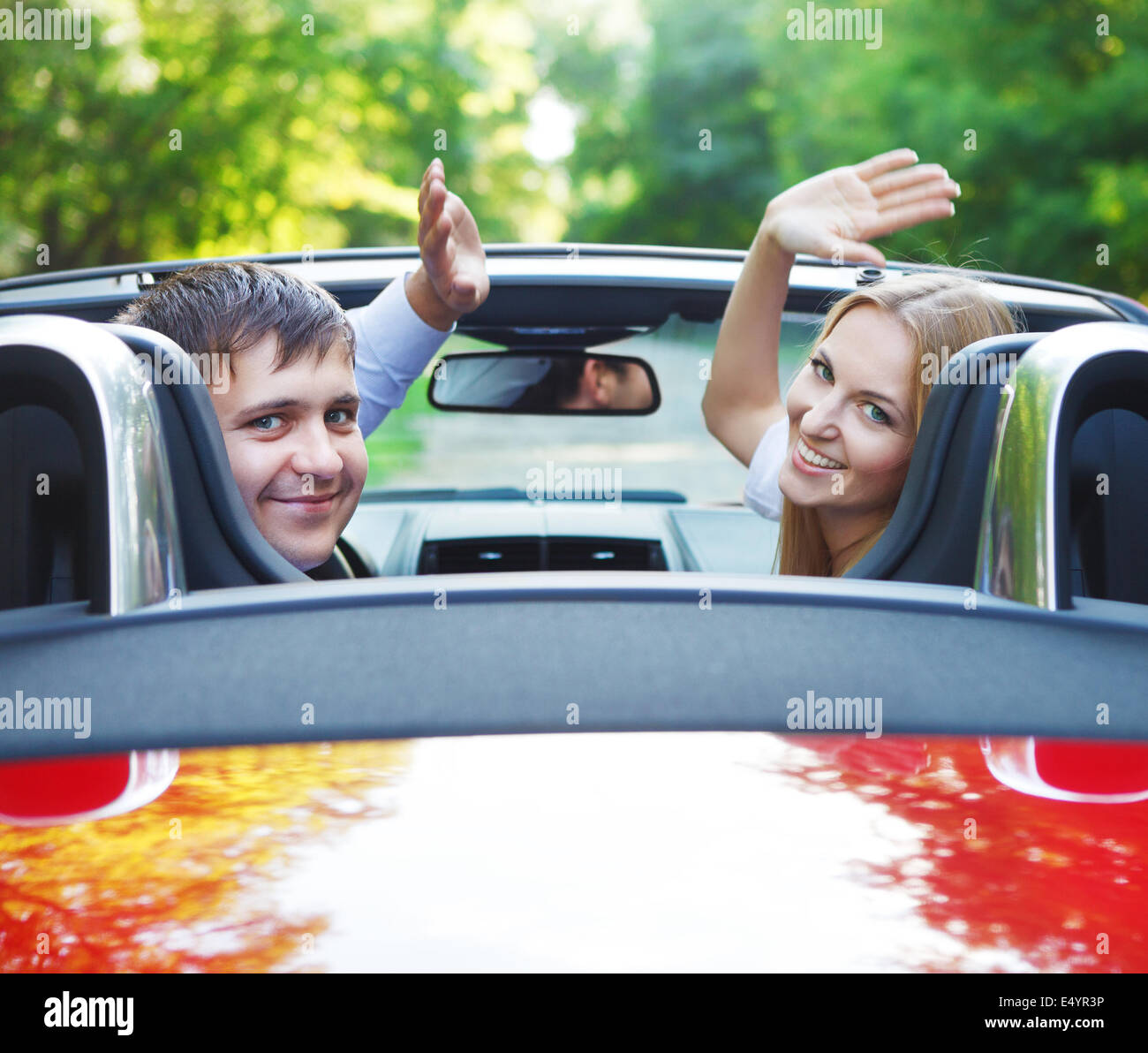 Paar in roten Cabriolet an einem sonnigen Tag Stockfoto