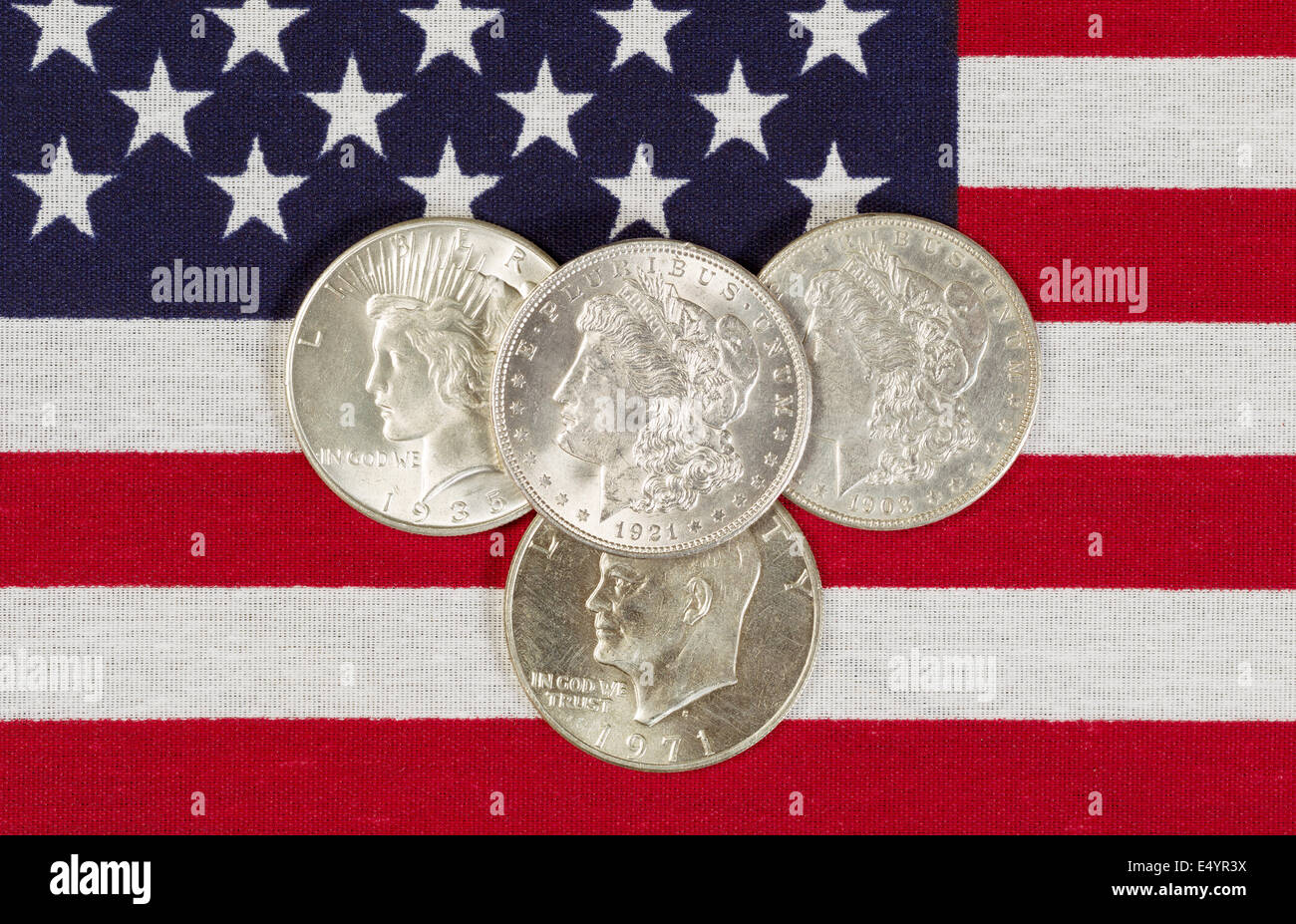 Detailansicht der Vereinigten Staaten Silberdollar-Münzen platziert auf amerikanische Flagge Stockfoto