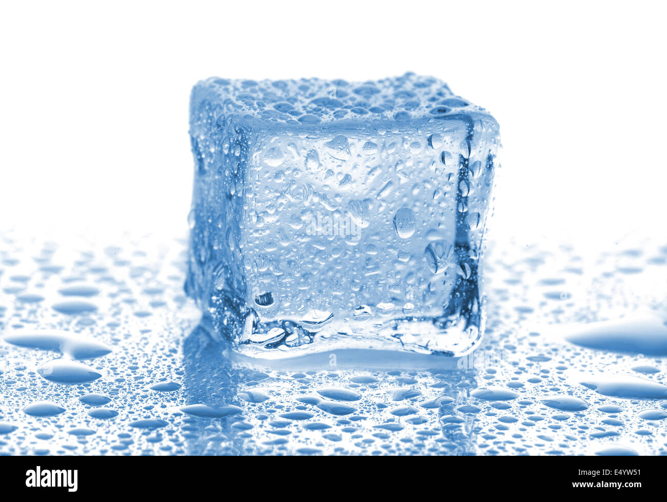 Eiswürfel mit Wassertropfen Stockfoto