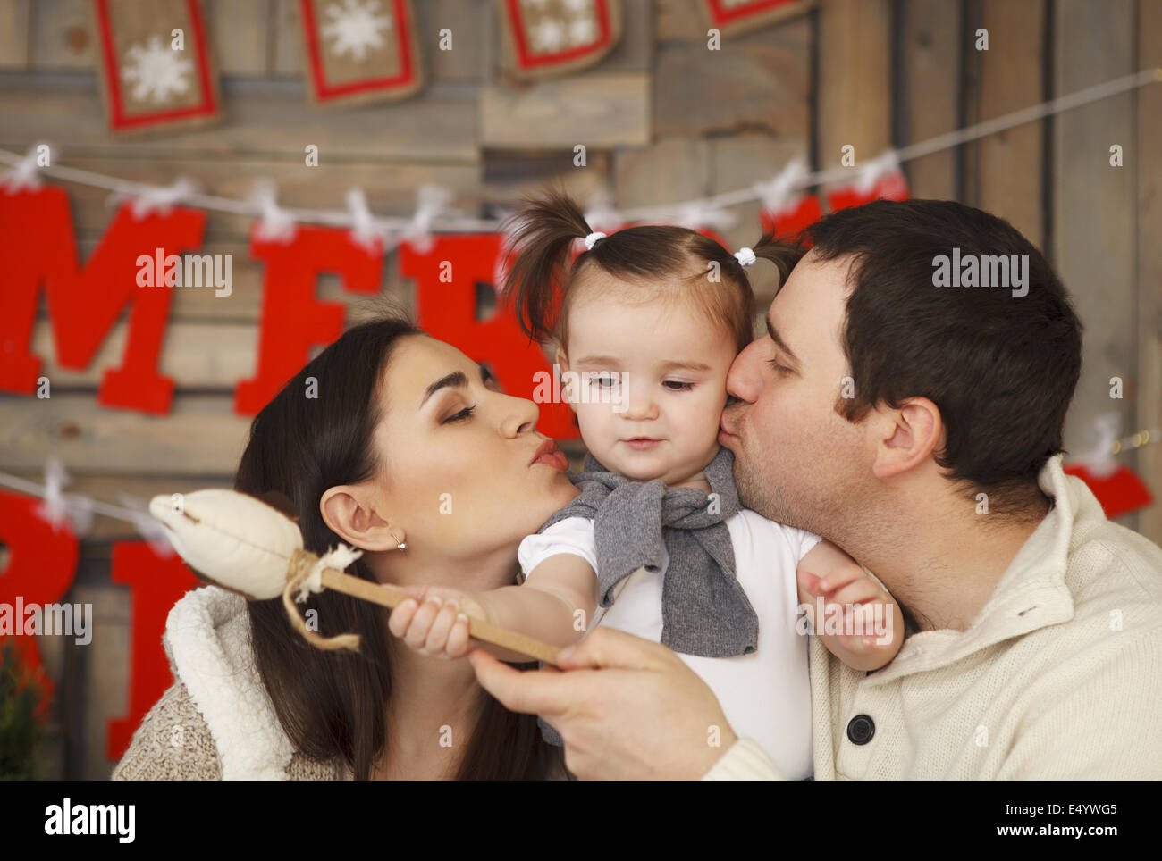 Glückliche Familie mit einjährigen Tochter lächelnd Stockfoto