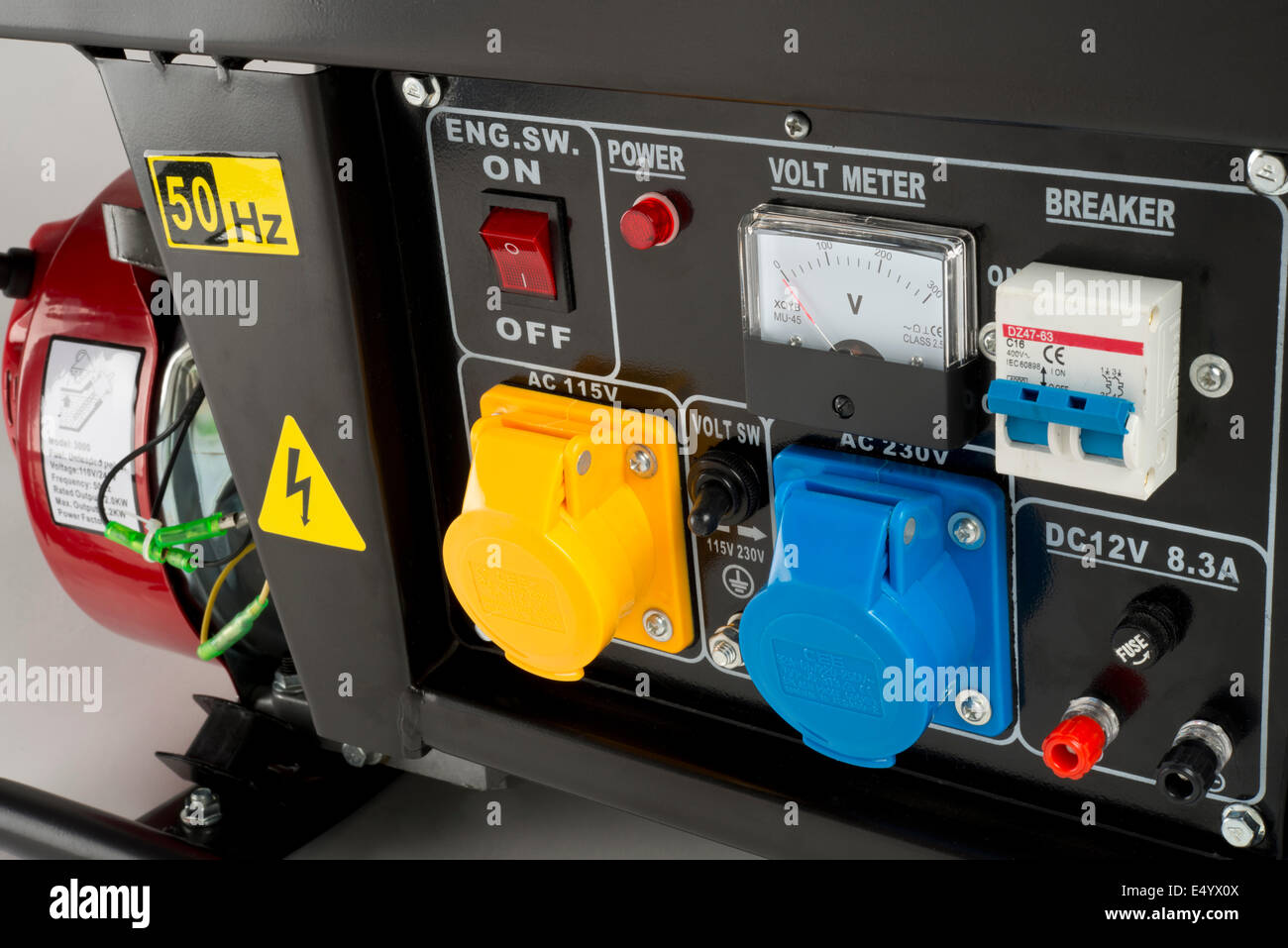 Strom-Generator-Systemsteuerung;  mit Steckdosen, Volt-Meter, Schalter und Leistungsschalter. Stockfoto