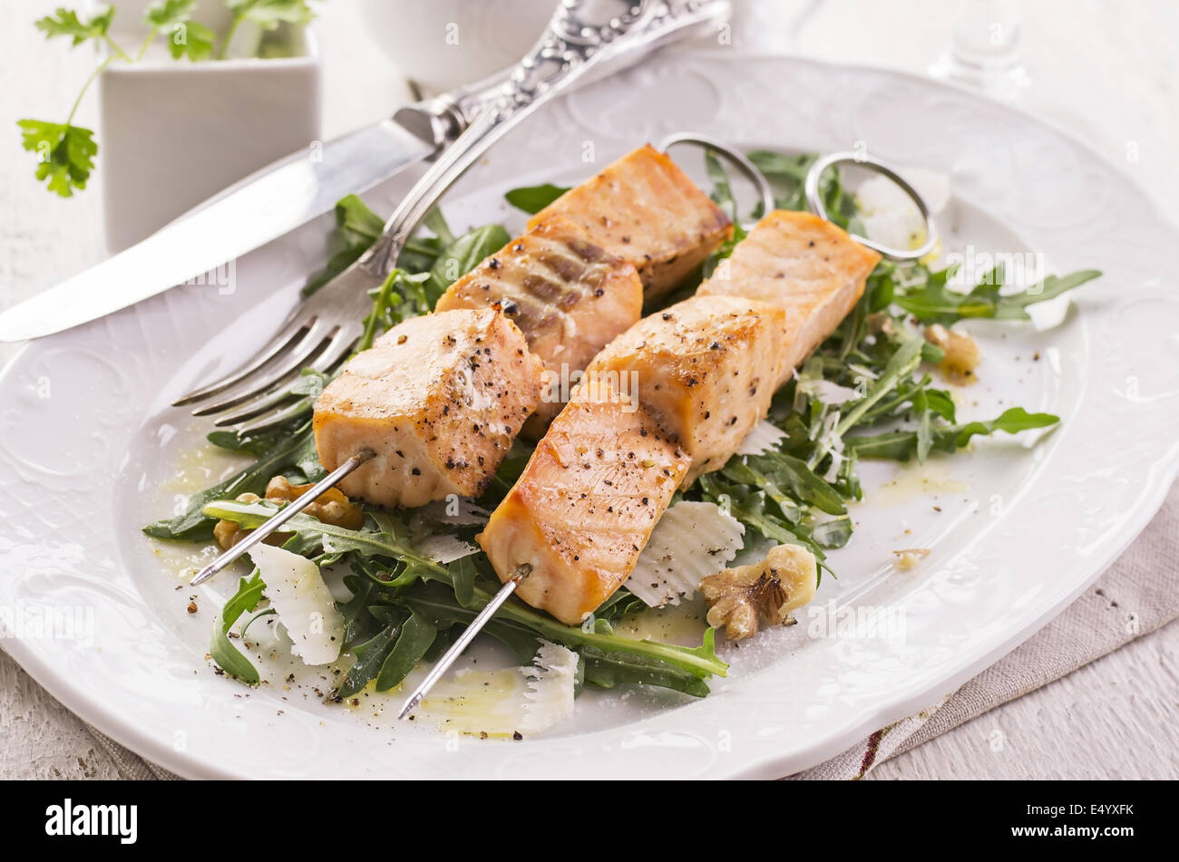 Gegrillter Lachs mit Salat skew Stockfoto