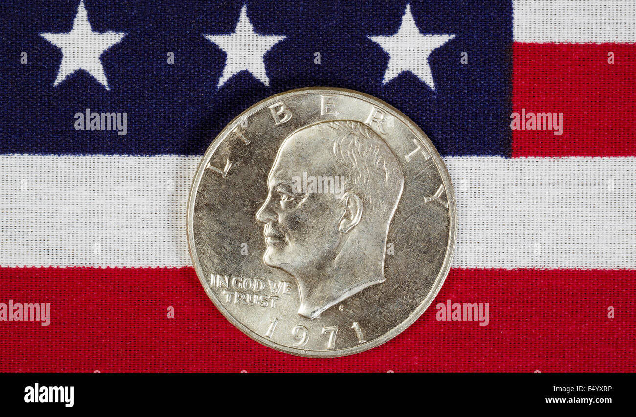 Detailansicht der Vereinigten Staaten Silberdollar-Münzen, Präsident Eisenhower, platziert auf amerikanische Flagge Stockfoto