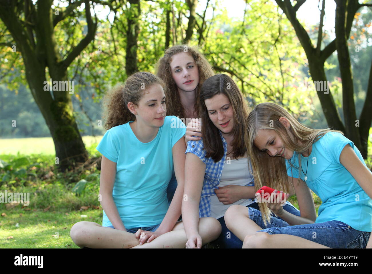 Gruppe junger Mädchen sitzt in einem park Stockfoto