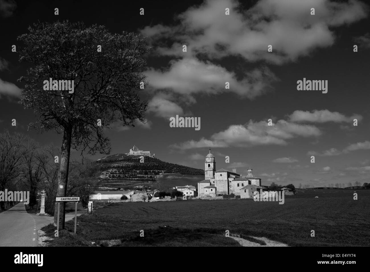 Castrojeriz auf die große Wanderung der Jakobsweg, Jakobsweg, Camino de Santiago, Spanien, schwarz und weiß Stockfoto