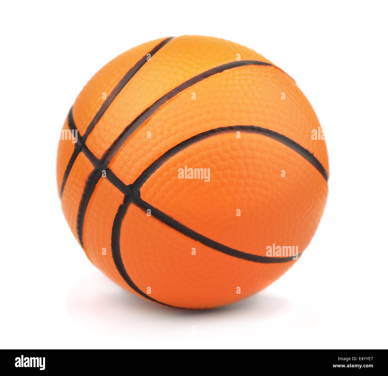 Kleine Spielzeug Basketball Ball isoliert auf weiss Stockfoto