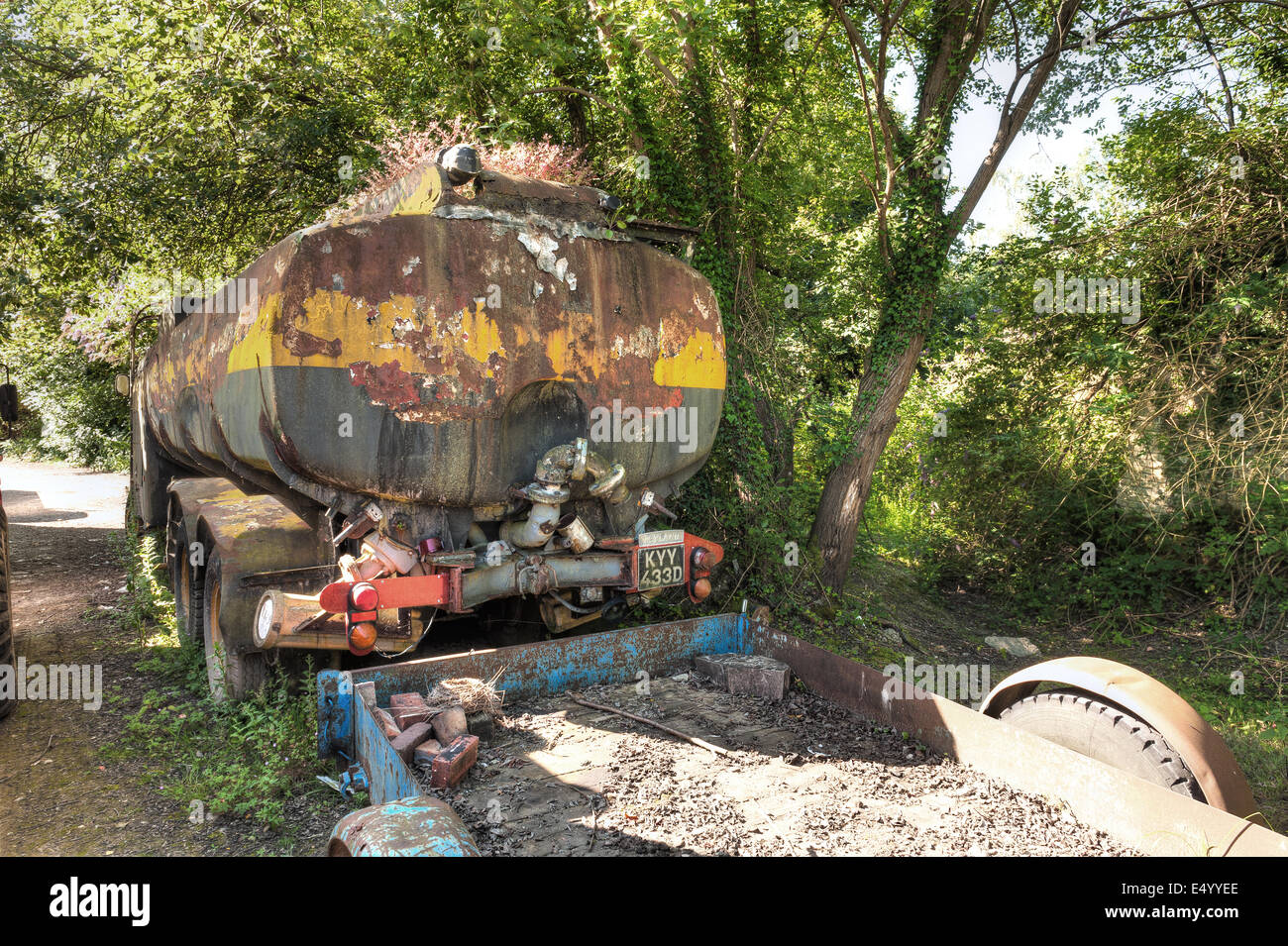 Alte britische 1966 Leyland Benzin Tanker mit Wildplants Kraut Robbert wächst auf Dach und peeling rostenden Baldachin alten Reg aufgegeben Stockfoto
