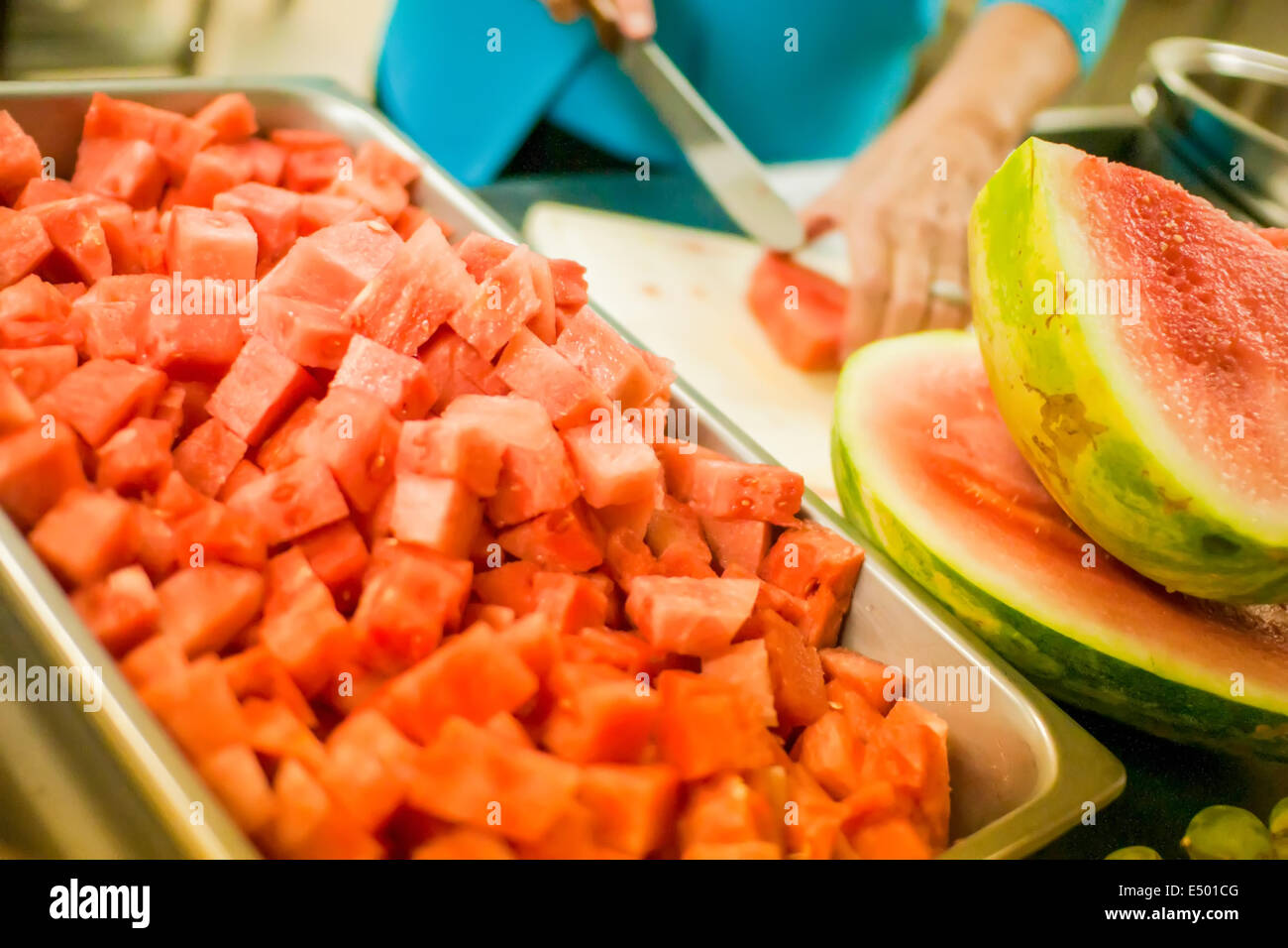Schneiden eine Wassermelone Stockfoto