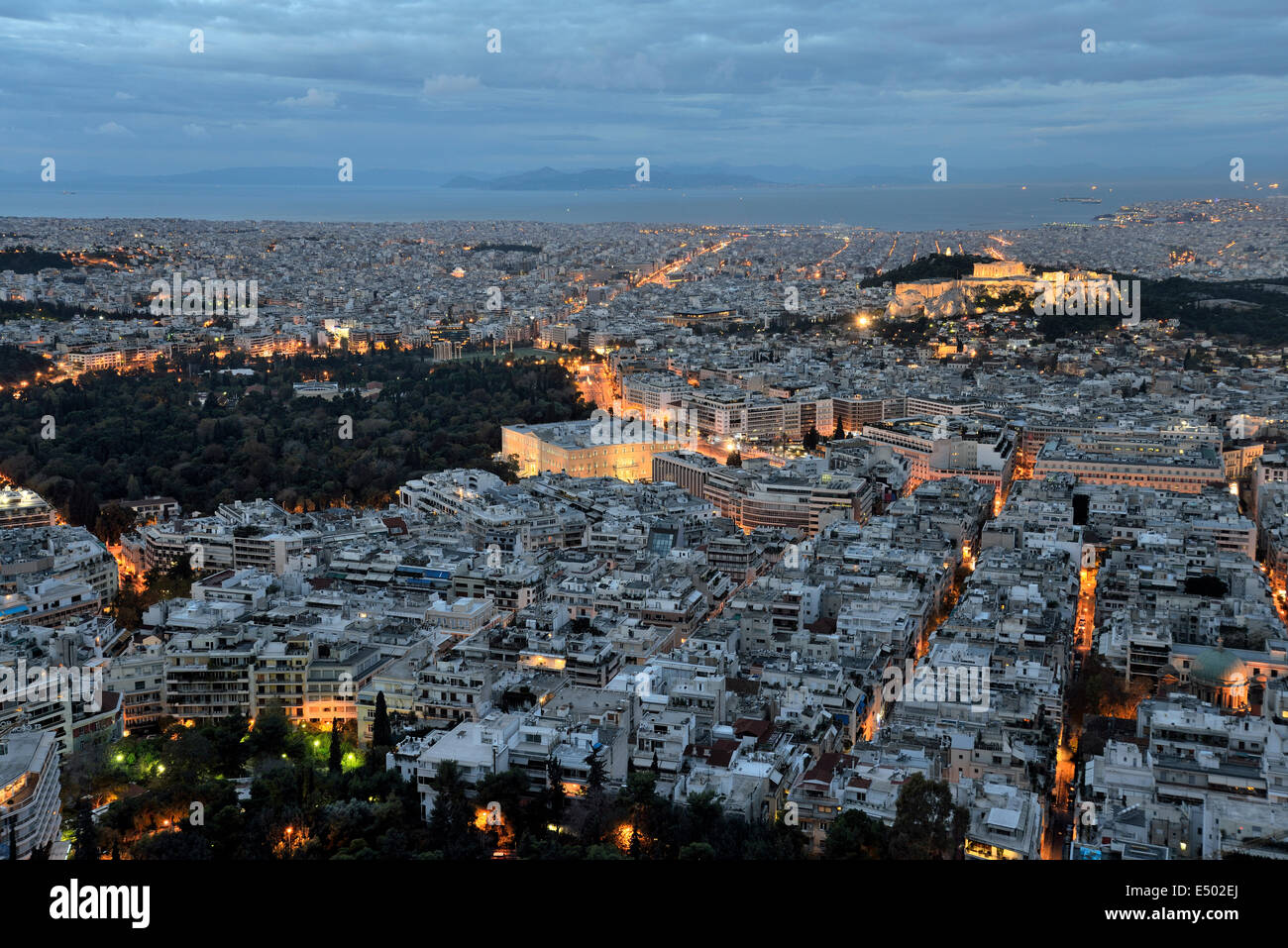 Ansicht von Athen während der Dämmerung von Lycabettus-Hügel, Griechenland Stockfoto