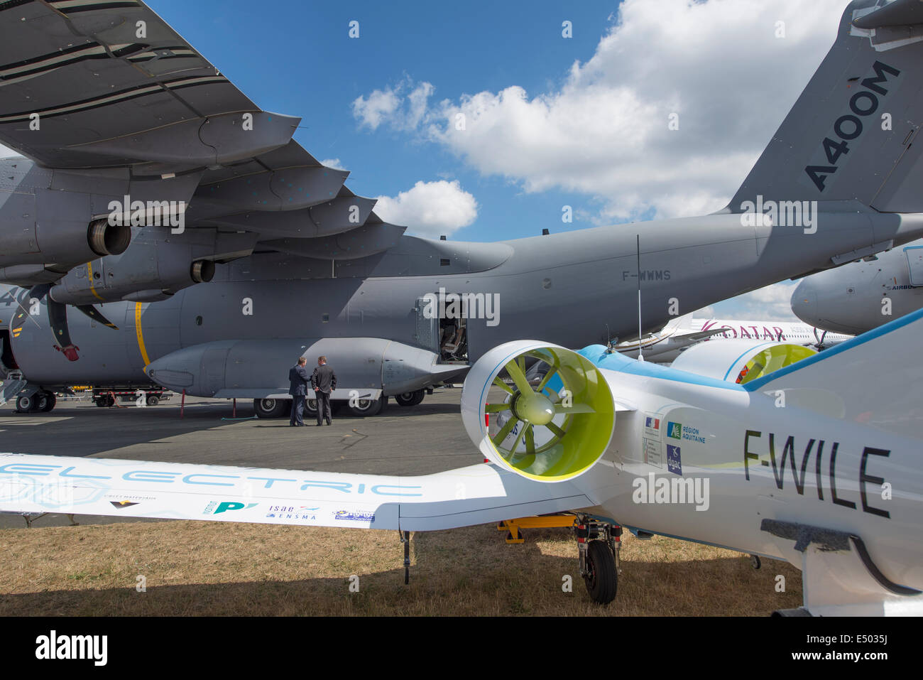 Flugplatz Farnborough, Hampshire, UK. 17. Juli 2014. Die internationale Luft-und Raumfahrtausstellung ist Großbritanniens größte Veranstaltung in der Luft-und Raumfahrt-Verteidigung-Kalender, alle zwei Jahre stattfindet. Bereitstellung von Geschäftsmöglichkeiten für die globale Luftfahrtindustrie, eröffnet auch für die Öffentlichkeit am 19. / 20. Juli, in diesem Jahr feiert 100 Jahre Luftfahrtgeschichte. Teilnehmenden Flugzeuge erreichen einen neuen Höchststand für Farnborough International Airshow in diesem Jahr gesponsert von Airbus Group. Airbus statische Park mit einem Militärtransporter A400M Atlas und Diamond E Elektrolüfter Elektro Mustermaschinen, Tag 4 von der Messe. Stockfoto