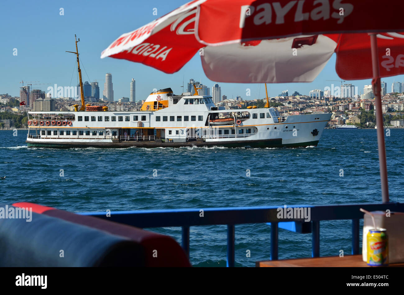 Den Bosporus von einem Waterfront Cafe in Üsküdar auf der asiatischen Ufer gesehen.   Die moderne Skyline von der Finanz- und Geschäftswelt distri Stockfoto