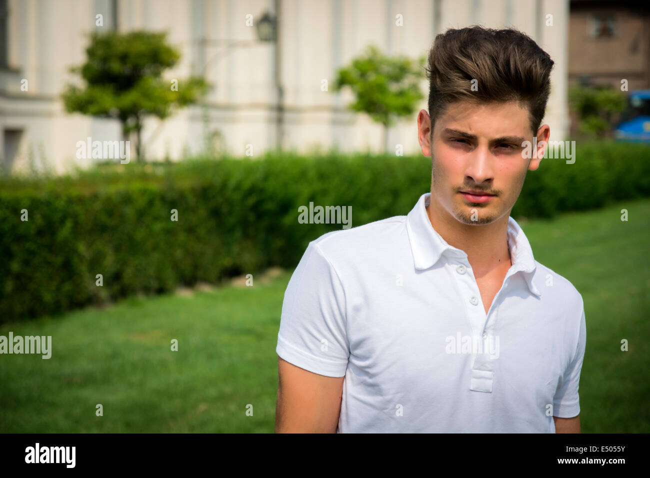 Hübscher junger Mann im Freien, alten eleganten königlichen Palast hinter ihm (Stupinigi Palast in Turin, Italien) Stockfoto