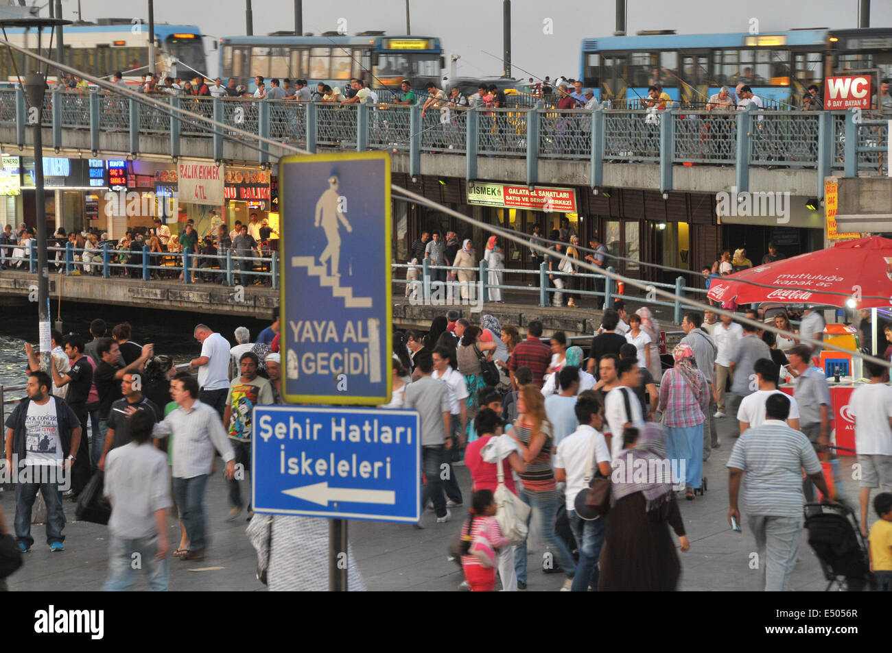 Eminönü Wasser am Fuß des Galata-Brücke. Galata-Brücke im Hintergrund zu sehen. Stockfoto