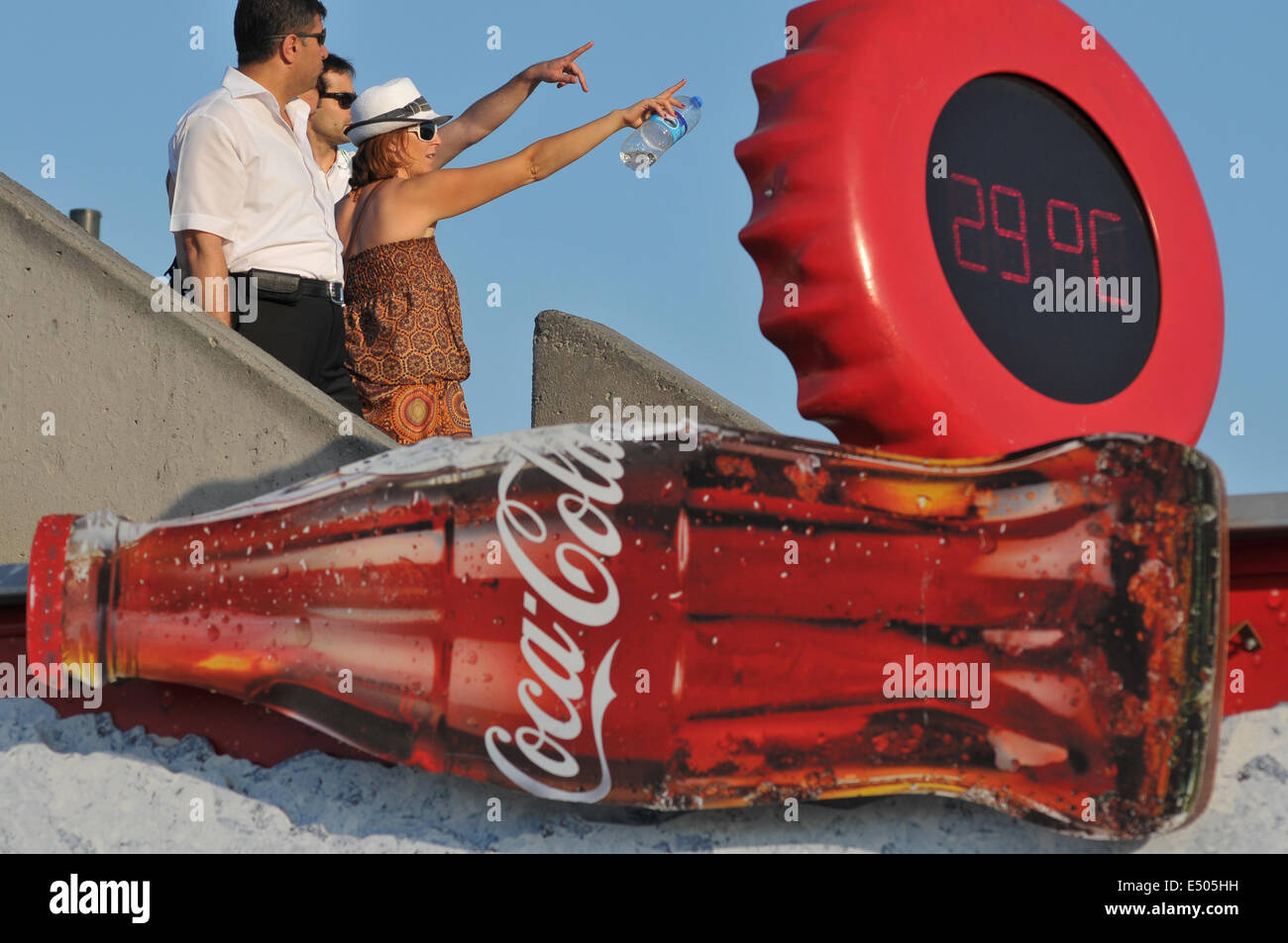 Ein Coca-Cola-Werbung und die gesponserten Thermometer in Eminönü im Zentrum von Istanbul. Stockfoto