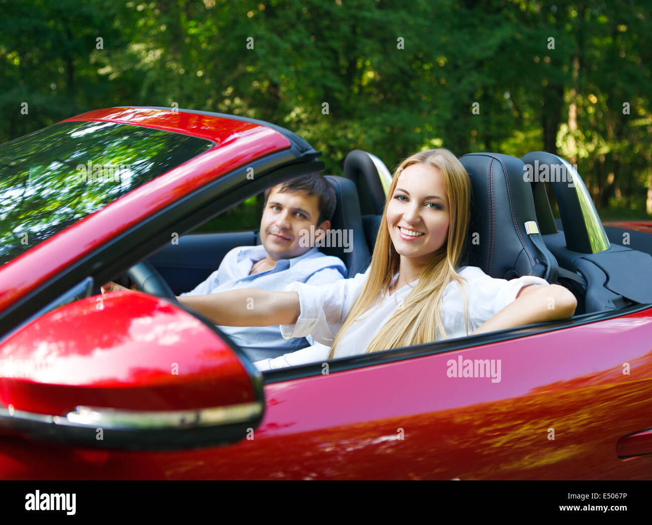 Glückliches Paar im roten Cabrio Stockfoto