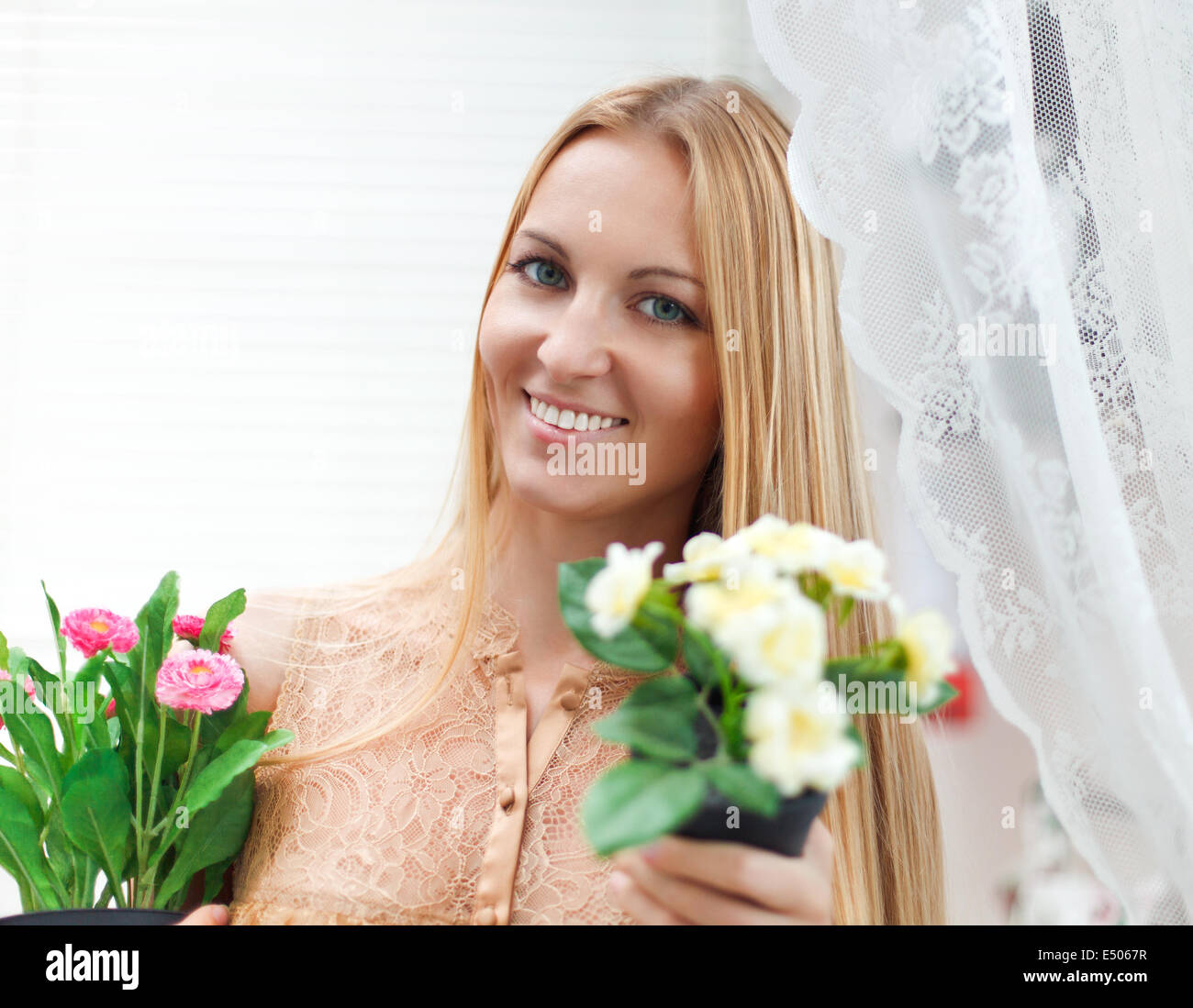 Junge, blonde Frau in eine gemütliche Terrasse Stockfoto