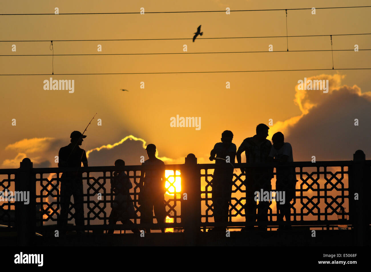 Angler am Galata Brücke bei Sonnenuntergang. Stockfoto