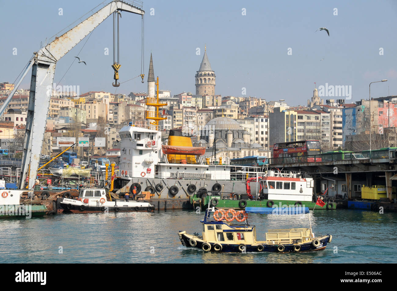 Die kleine Werft am Fuße des Atatürk-Brücke am Goldenen Horn. Galata-Turm kann gesehen werden, dominiert die Skyline in der Stockfoto
