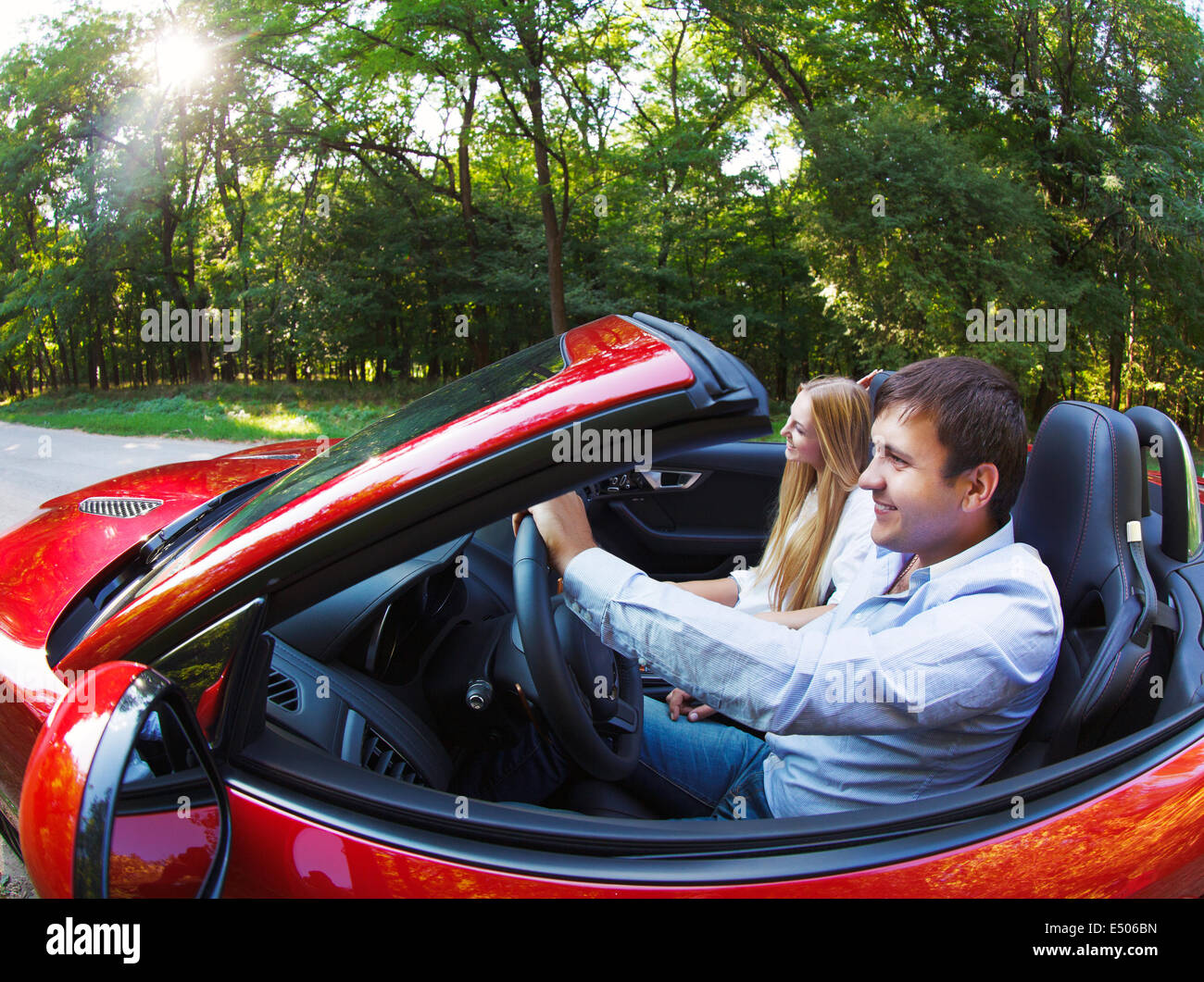 Glückliches Paar im roten Cabrio Stockfoto
