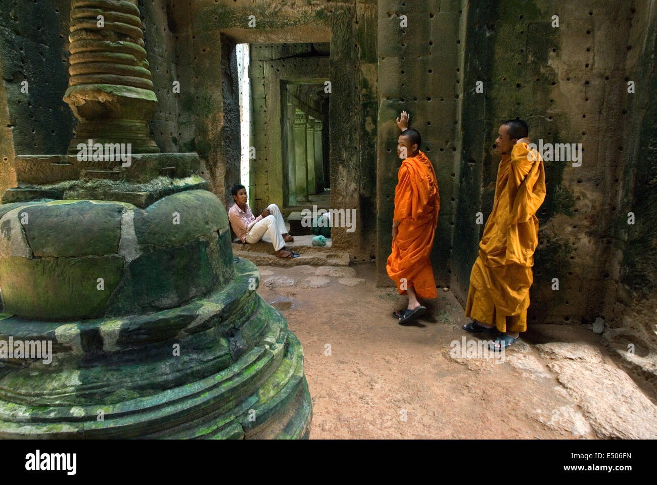 Zwei buddhistische Mönche in den inneren Teil des Tempels Preah Khan.  Wenig bekannt über die Geschichte von Preah Khan. Zu unterscheiden Stockfoto