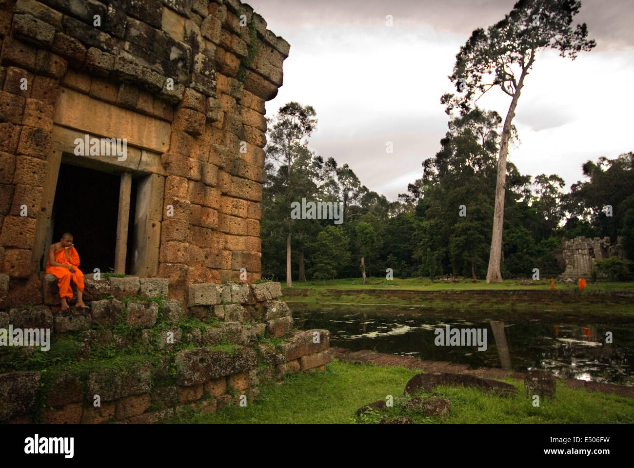 Buddhistischer Mönch an den Tempeln von Kleangs & Prasat Suor Prat. Angkor Thom. Rechteckiger Sandstein Bauset gegenüber der Terras Stockfoto