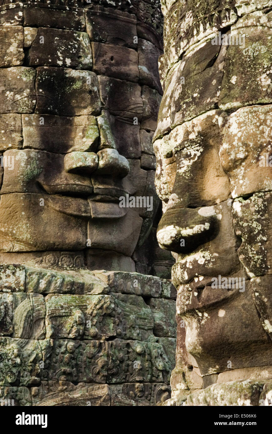 Die Gesichter der Bayon-Tempel. Angkor Thom. Angkor Thom entstand als ein Quadrat, dessen Seiten genau Nord nach Süd laufen und Stockfoto