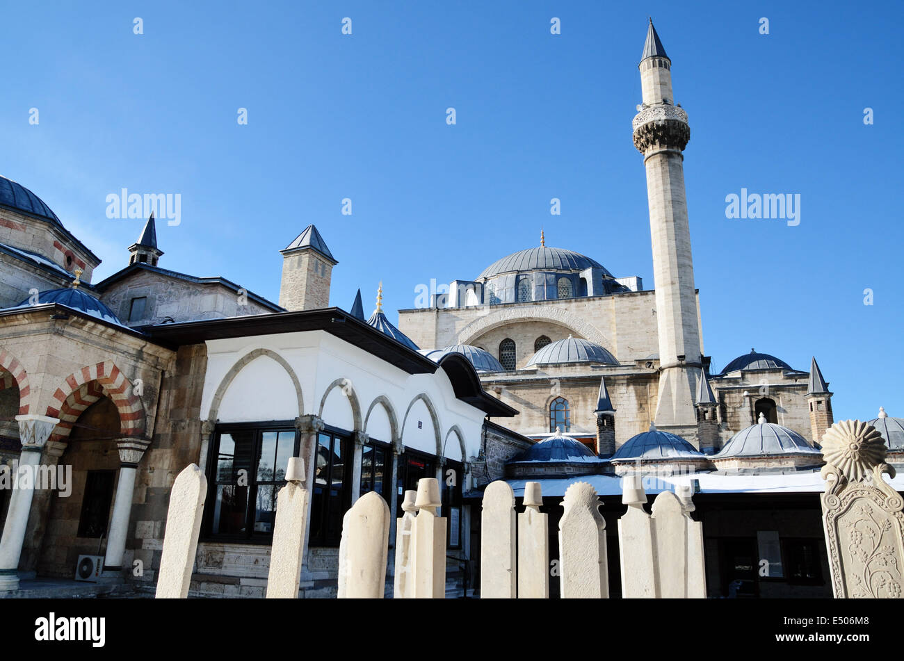 Hof des Museums von Mevlana Celaleddin Rumi Mevlana-Moschee im Hintergrund. Mevlana Jalaluddin Rumi Museum in Konya, Türkei Stockfoto