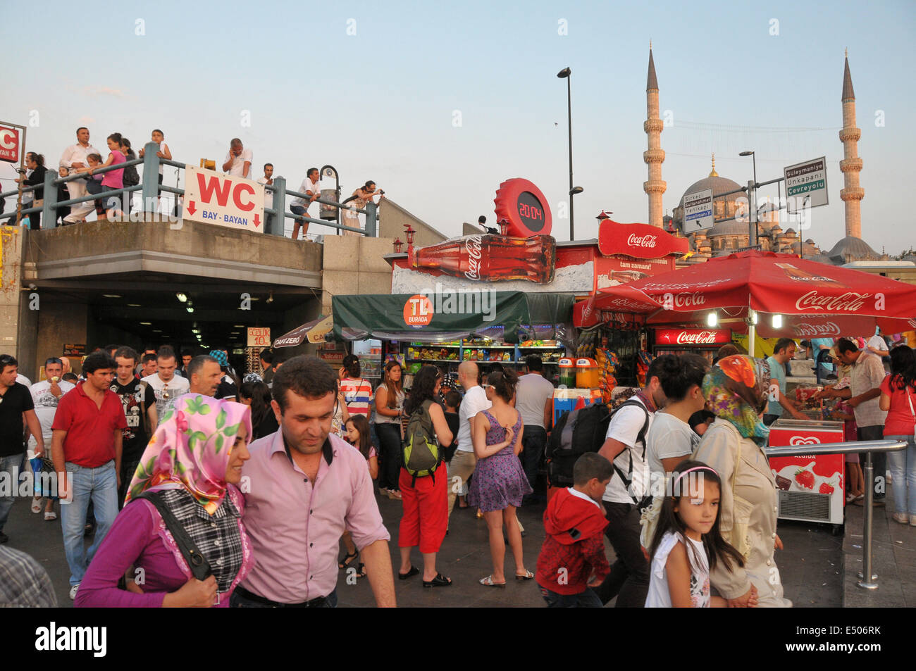 Sonnenuntergang am Eminönü Wasser am Fuß des Galata-Brücke. Yeni Camii (neue Moschee) können im Hintergrund zu sehen. Stockfoto