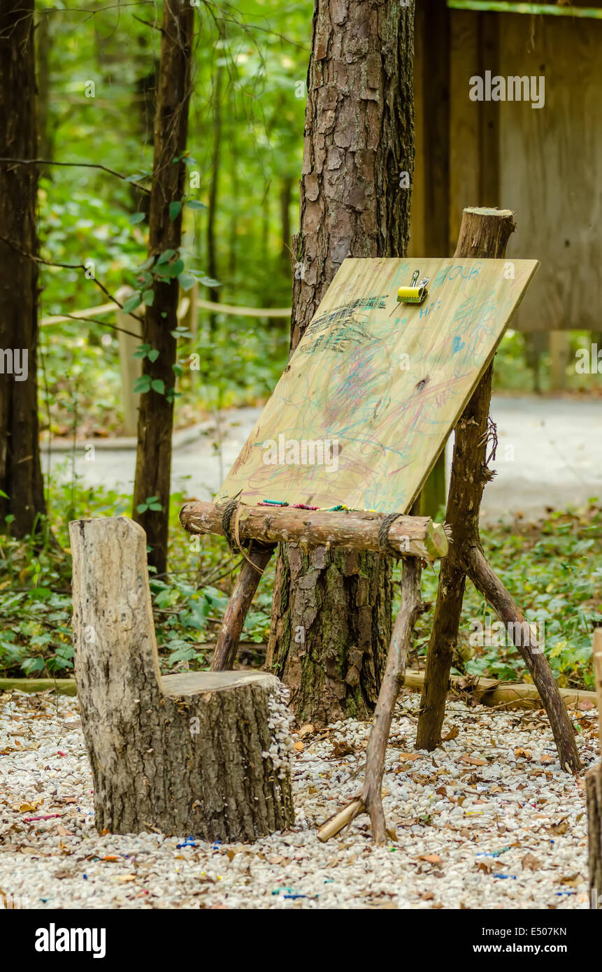 Kunst-Staffelei im Wald Stockfotografie - Alamy