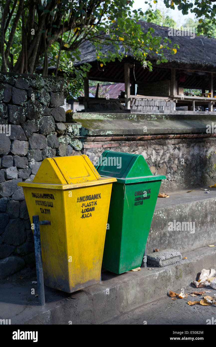 Bali, Indonesien.  Papierkörbe, für Recycling von Kunststoff und Bio beschriftet.  Tenganan Dorf. Stockfoto